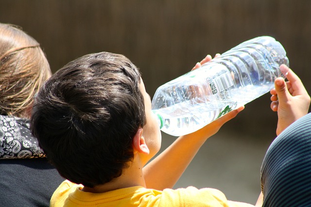 Lapsi juo vesipullosta vettä