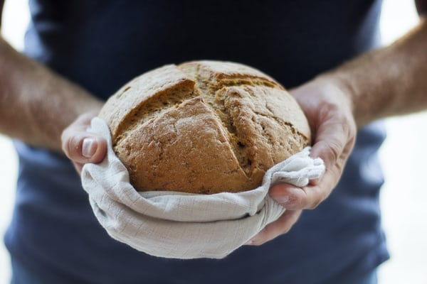 käsissä oleva leipä